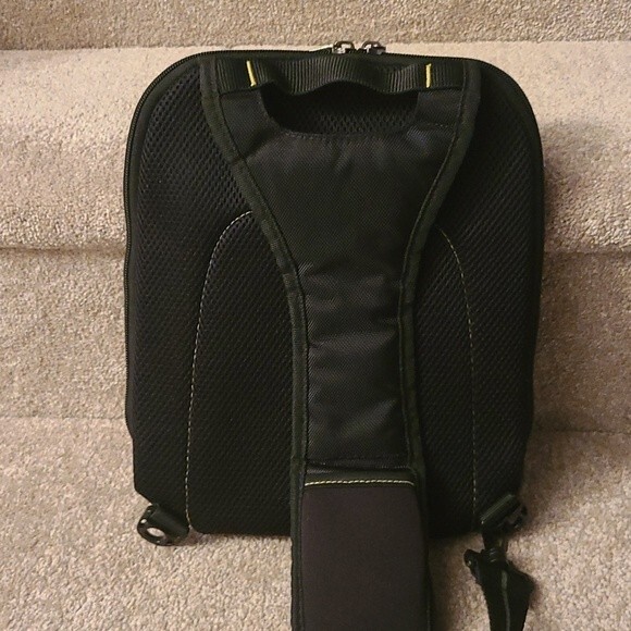 Solo Universal Active Tablet Sling Storm 10.2" Messenger Shoulder Backpack - Picture 3 of 10